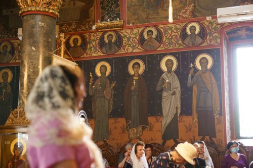 Slujire arhierească și hirotonii la Parohia Miron Patriarhul din București Poza 216562