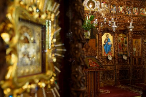 Slujire arhierească și hirotonii la Parohia Miron Patriarhul din București Poza 216564