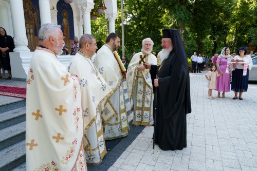 Slujire arhierească și hirotonii la Parohia Miron Patriarhul din București Poza 216568
