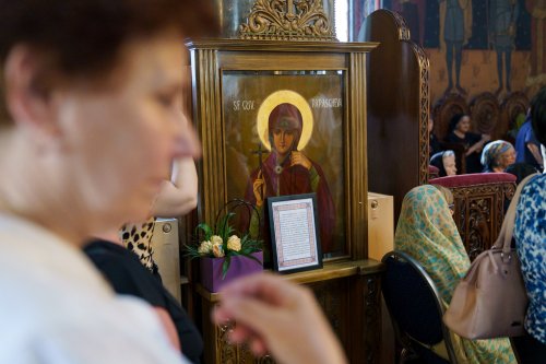 Slujire arhierească și hirotonii la Parohia Miron Patriarhul din București Poza 216569