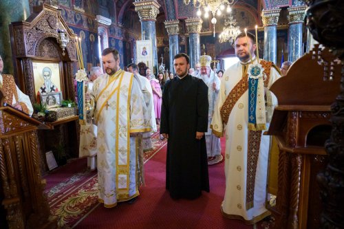 Slujire arhierească și hirotonii la Parohia Miron Patriarhul din București Poza 216572