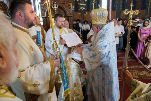 Slujire arhierească și hirotonii la Parohia Miron Patriarhul din București Poza 216575
