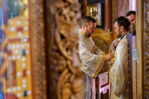 Slujire arhierească și hirotonii la Parohia Miron Patriarhul din București Poza 216578