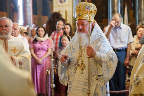 Slujire arhierească și hirotonii la Parohia Miron Patriarhul din București Poza 216582