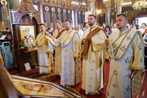 Slujire arhierească și hirotonii la Parohia Miron Patriarhul din București Poza 216601