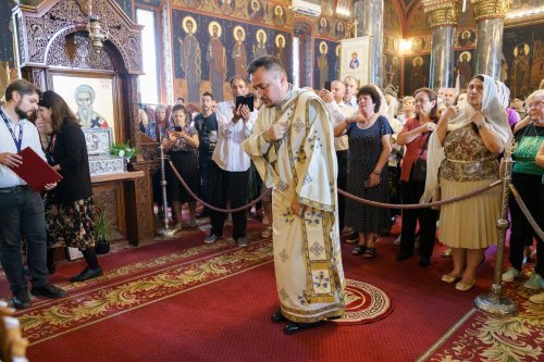 Slujire arhierească și hirotonii la Parohia Miron Patriarhul din București Poza 216607