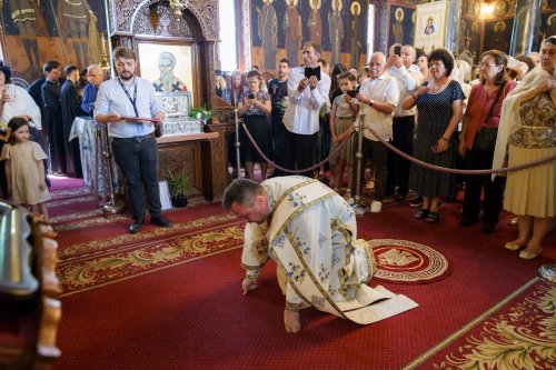 Slujire arhierească și hirotonii la Parohia Miron Patriarhul din București Poza 216608