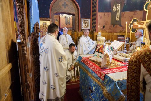 Slujire arhierească și hirotonii la Parohia Miron Patriarhul din București Poza 216612