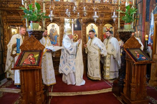 Slujire arhierească și hirotonii la Parohia Miron Patriarhul din București Poza 216615