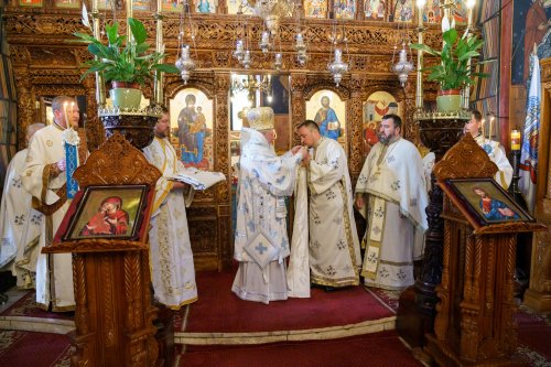 Slujire arhierească și hirotonii la Parohia Miron Patriarhul din București Poza 216616