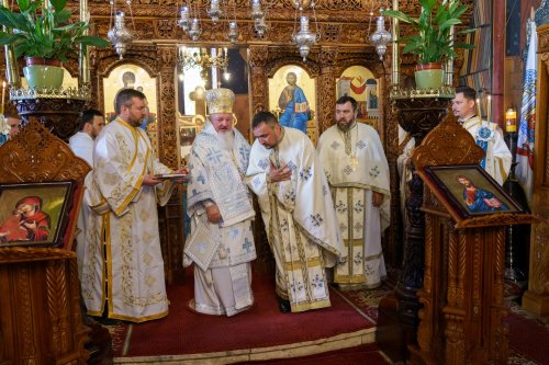 Slujire arhierească și hirotonii la Parohia Miron Patriarhul din București Poza 216618