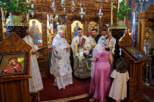 Slujire arhierească și hirotonii la Parohia Miron Patriarhul din București Poza 216619