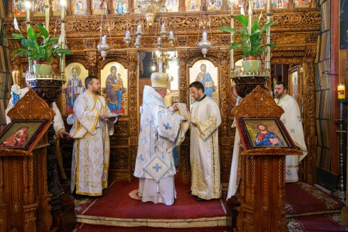 Slujire arhierească și hirotonii la Parohia Miron Patriarhul din București Poza 216633