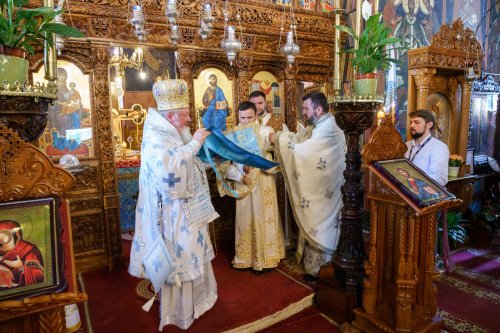 Slujire arhierească și hirotonii la Parohia Miron Patriarhul din București Poza 216634