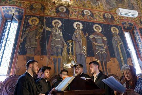 Slujire arhierească și hirotonii la Parohia Miron Patriarhul din București Poza 216641