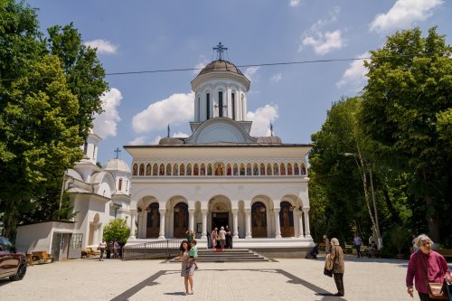 Slujire arhierească și hirotonii la Parohia Miron Patriarhul din București Poza 216651