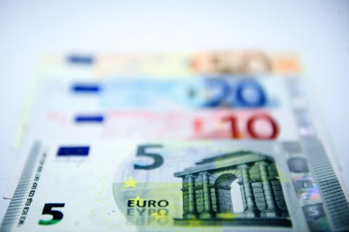 Românii își țin economiile în valută sau la bancă Poza 216742