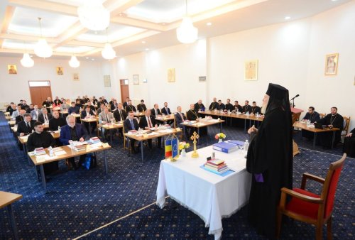 Constituirea noii Adunări eparhiale a Arhiepiscopiei Târgoviștei Poza 216909