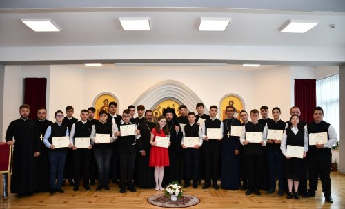 Premierea elevilor merituoși ai Seminarului Teologic Ortodox din Caransebeș Poza 217064