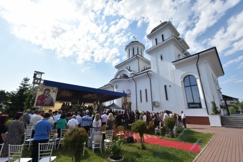Veşmânt de har pentru biserica parohiei prahovene Bucov Poza 217253