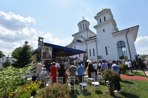 Veşmânt de har pentru biserica parohiei prahovene Bucov Poza 217279