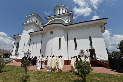 Veşmânt de har pentru biserica parohiei prahovene Bucov Poza 217303