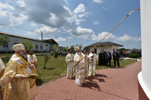 Veşmânt de har pentru biserica parohiei prahovene Bucov Poza 217304