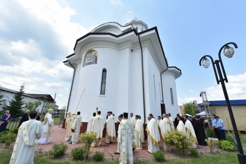 Veşmânt de har pentru biserica parohiei prahovene Bucov Poza 217306
