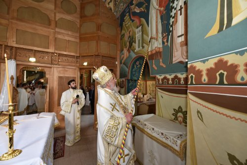 Veşmânt de har pentru biserica parohiei prahovene Bucov Poza 217323