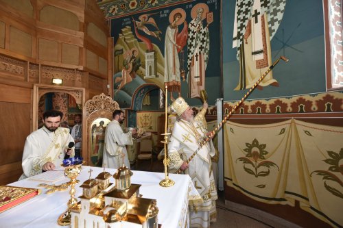 Veşmânt de har pentru biserica parohiei prahovene Bucov Poza 217324