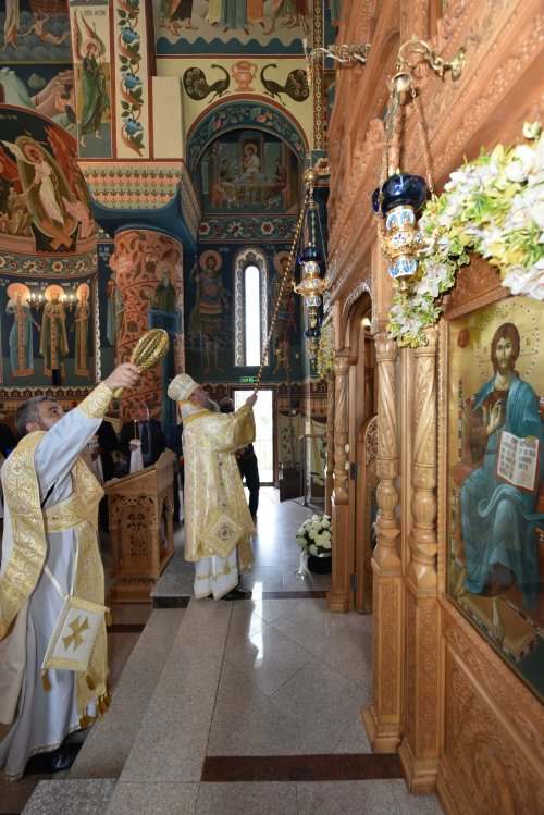 Veşmânt de har pentru biserica parohiei prahovene Bucov Poza 217326