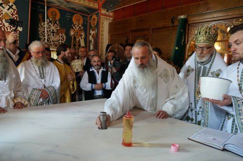 Trei ierarhi au sfințit biserica Mănăstirii Slănic Poza 217481
