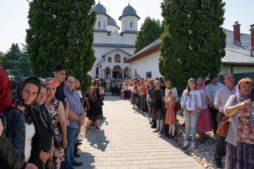 Trei ierarhi au sfințit biserica Mănăstirii Slănic Poza 217483