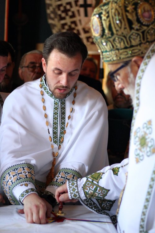Trei ierarhi au sfințit biserica Mănăstirii Slănic Poza 217484