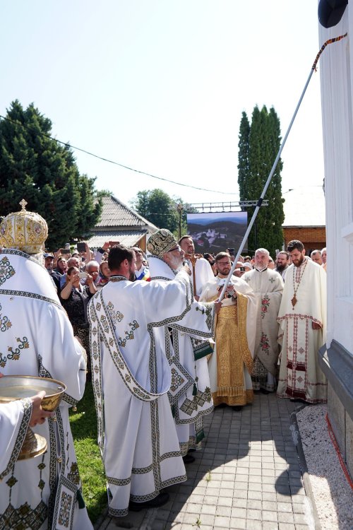Trei ierarhi au sfințit biserica Mănăstirii Slănic Poza 217485