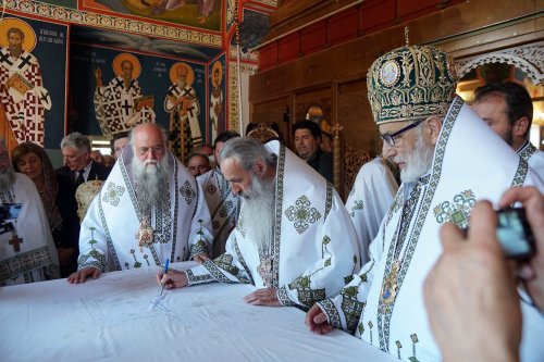 Trei ierarhi au sfințit biserica Mănăstirii Slănic Poza 217486