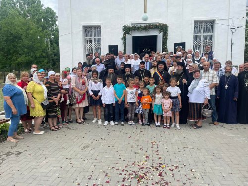 Cinci ierarhi la sfințirea bisericii din localitatea Alexandru Ioan Cuza, Moldova Poza 217527