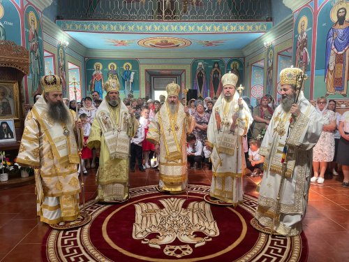 Cinci ierarhi la sfințirea bisericii din localitatea Alexandru Ioan Cuza, Moldova Poza 217528