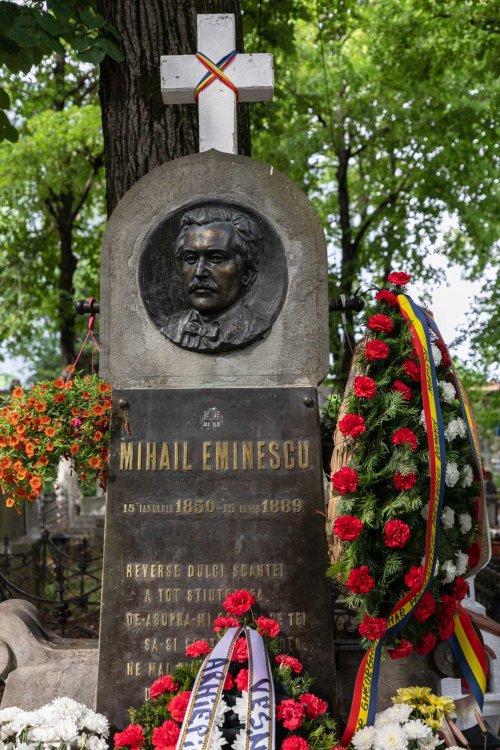 Pomenirea „poetului nepereche” la mormântul său din Bucureşti Poza 217578