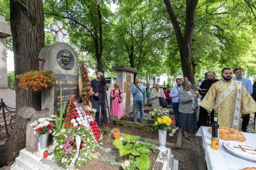 Pomenirea „poetului nepereche” la mormântul său din Bucureşti Poza 217600