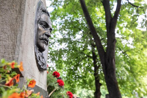 Pomenirea „poetului nepereche” la mormântul său din Bucureşti Poza 217602