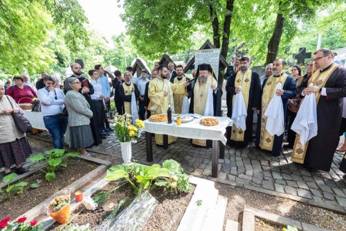 Pomenirea „poetului nepereche” la mormântul său din Bucureşti Poza 217605