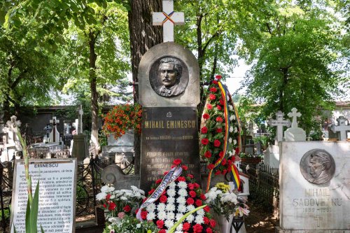 Pomenirea „poetului nepereche” la mormântul său din Bucureşti Poza 217613