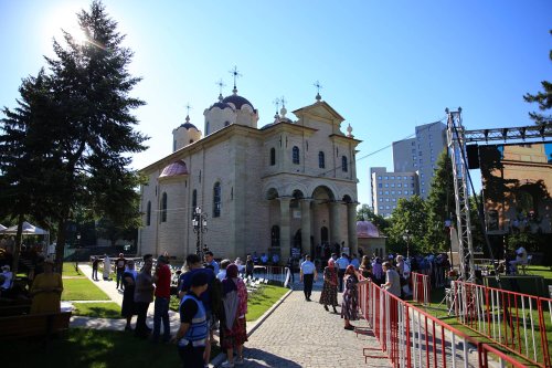 Moment istoric, la Iași: În Duminica Tuturor Sfinților, Biserica Bărboi a primit haină luminoasă Poza 217933