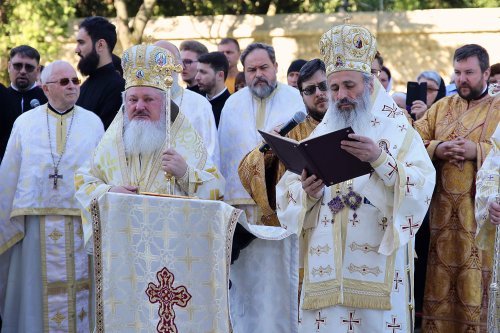 Moment istoric, la Iași: În Duminica Tuturor Sfinților, Biserica Bărboi a primit haină luminoasă Poza 217934