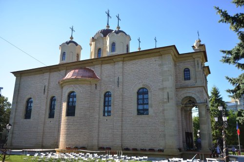 Moment istoric, la Iași: În Duminica Tuturor Sfinților, Biserica Bărboi a primit haină luminoasă Poza 217936