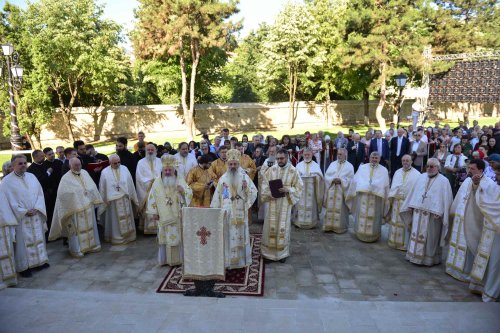 Moment istoric, la Iași: În Duminica Tuturor Sfinților, Biserica Bărboi a primit haină luminoasă Poza 217937