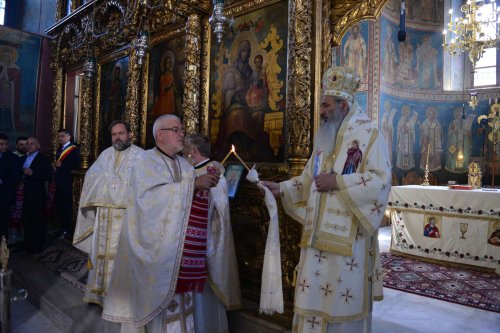 Moment istoric, la Iași: În Duminica Tuturor Sfinților, Biserica Bărboi a primit haină luminoasă Poza 217938
