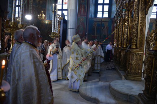 Moment istoric, la Iași: În Duminica Tuturor Sfinților, Biserica Bărboi a primit haină luminoasă Poza 217939