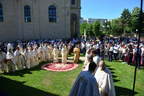 Moment istoric, la Iași: În Duminica Tuturor Sfinților, Biserica Bărboi a primit haină luminoasă Poza 217940